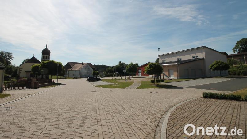 Der Dorfplatz mit Gemeinschaftshaus (rechts) und Herz-Jesu-Kirche (links im Hintergrund) ist das Herz Zessaus. Hier feiern Feuerwehr und Schützen vom 21. bis 23. Juni &quot;310 Jahre miteinander - füreinander&quot;. Bild: bjp