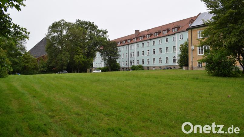 Die Steyler Missionare wollen auf dem St.-Peter-Areal zwischen Kirche und bisherigem Missionshaus mit der Förderschule ein neues Wohngebäude errichten. Nachdem der Antrag überarbeitet wurde, stimmte der Bauausschuss dem Vorhaben zu. Bild: szl