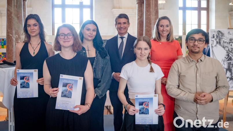 Bayerns Europaminister Eric Beißwenger (Vierter von links) und Kultusministerin Anna Stolz (Zweite von rechts) gratulierten den siegreichen FOS-Gestaltern zu ihrem Erfolg beim Europäischen Wettbewerb. Bild: Bayerische Staatskanzlei/exb