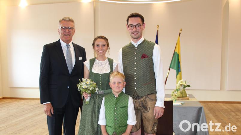 Ein besonderer Tag für das frisch getraute Ehepaar Corinna und Sebastian Rosnitschek mit Sohn Vincent war die standesamtliche Hochzeit am Samstag. Die Trauung nahm Bürgermeister Franz Stahl vor, zudem war es die erste Eheschließung im historischen Rathaussaal. Bild: heb