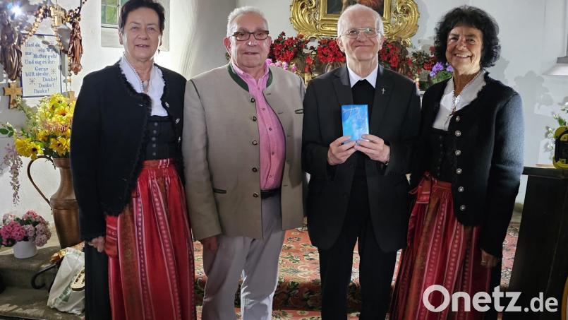Der OWV Neustadt verabschiedet Stadtpfarrer Häring und überreicht ihm eine Madonna. Die kleine Andacht umrahmten die beiden Zupfermoidln Waltraud (rechts) und Renate (links). Bild: krb/exb