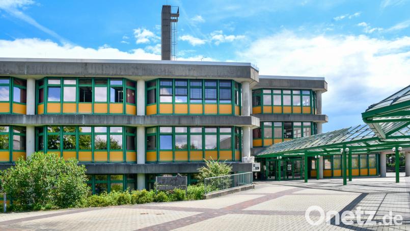 Die Krötensee-Mittelschule in Sulzbach-Rosenberg ist in die Jahre gekommen. Nach verschiedenen Teilsanierungen besteht im energetischen Bereich, darunter auch die zahlreichen Fensterfronten, noch großer Handlungsbedarf Bild: Petra Hartl