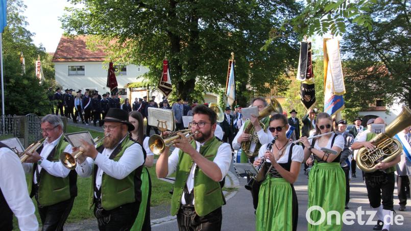 Ein stattlicher Kirchenzug mit der Stiftländer Jugend- und Blaskapelle Waldsassen bewegte sich am Sonntag durch Griesbach, und dies in einer malerischen Kulisse. Bild: kro