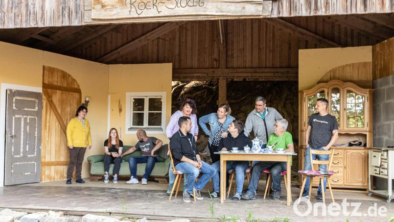 Die Theatergruppe der Feuerwehr Großkonreuth zeigt auf der Bühne im Steinbruch heuer den Dreiakter &quot;Das verflixte Klassentreffen&quot;. Premiere ist am Freitag, 28. Juni, um 20 Uhr. Bild: Susanne Forster