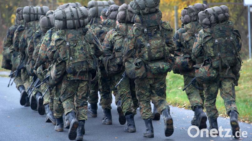 Soldaten in der Grundausbildung marschieren mit voller Ausrüstung. Symbolbild: Stefan Sauer/dpa