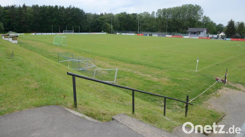 Unterhalb der Böschung soll beim Sportzentrum ein Gerätehäuschen errichtet werden, in dem auch eine Behindertentoilette eingebaut wird. Bild: bey
