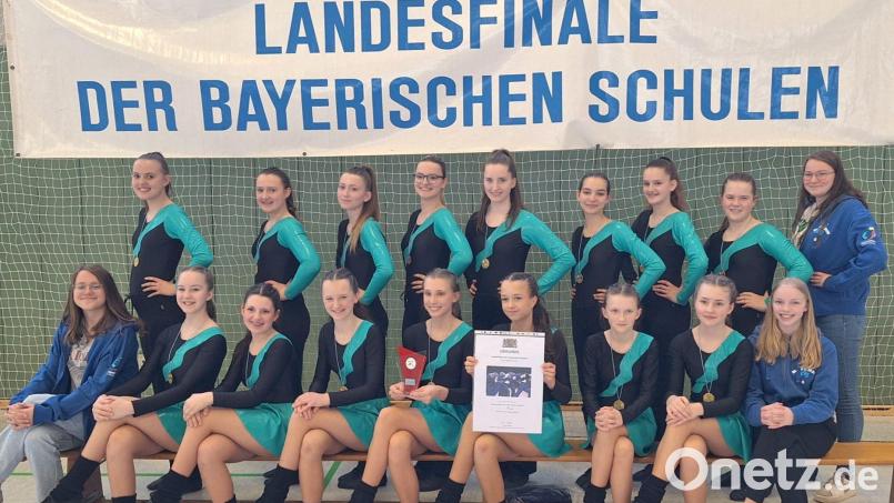 Die Urkunde für den Bayerntitel haben die Waldsassenerinnen schon. Nun geht es zur Deutschen Meisterschaft nach Frankfurt. Bild: Mädchenrealschule Waldsassen/exb