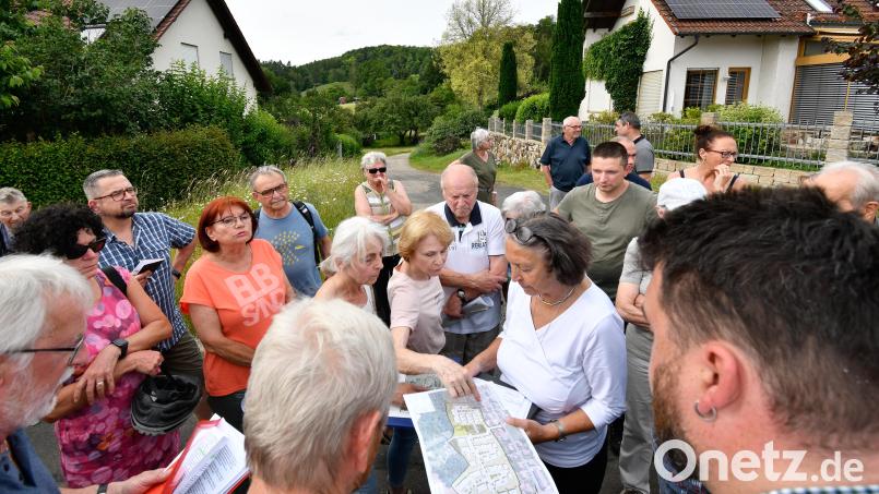 Bürgermeister Stefan Frank (rechts) und Stadtbaumeisterin Schöllhorn (mit Karte) stellten sich den Fragen der Sauerzapfstraßen-Anlieger. Eine Erschließung des Wohngebietes &quot;Katzenberg Nord&quot; in zwei Abschnitten, um mehr Zeit für Untersuchungen zu gewinnen, sei aus wirtschaftlichen Gründen nicht sinnvoll. Bild: Petra Hartl