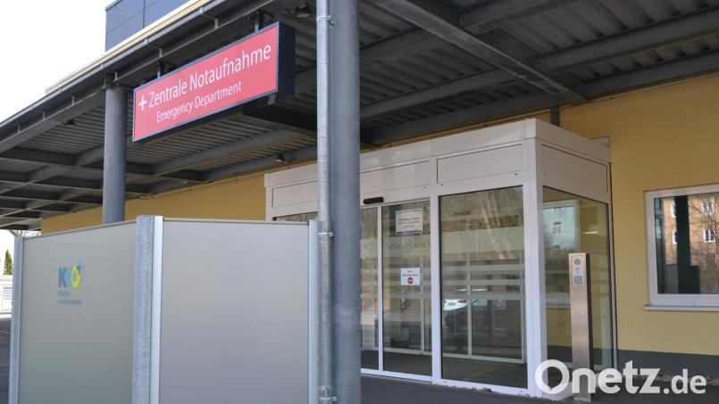 Das Schild ist seit Mai abmontiert, denn in Tirschenreuth wurde die Notaufnahme zu einer Notfallambulanz herabgestuft. 2022 gab es hier rund 12.500 Patientenkontakte. Darunter auch ein Herzinfarktpatient, der vermeintlich nur mit Rückenschmerzen kam. Archivbild: as