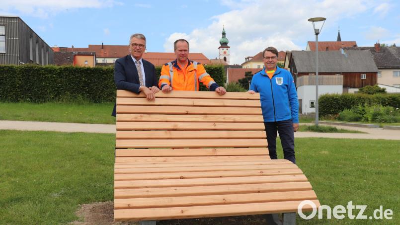 Bürgermeister Franz Stahl, Bauhofmitarbeiter Thomas Keller und Bauhofleiter Reinhard Legat (von links) bei einer der neuen Liegebänke im Uferbereich des Unteren Stadtteichs. Bild: Stadt Tirschenreuth/exb