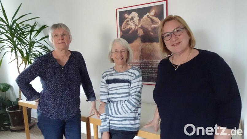 Astrid Baierl (von links) und Dagmar Deutschländer von der allgemeinen Sozialarbeit der Diakonie Weiden kümmern sich zusammen mit Elisabeth Hirn von der Sozialberatung der Caritas Weiden-Neustadt/WN um die Prüfung der Auszahlungen der Spendengelder der Hilfsaktion &quot;Lichtblicke&quot; von Oberpfalz-Medien. Bild: ui