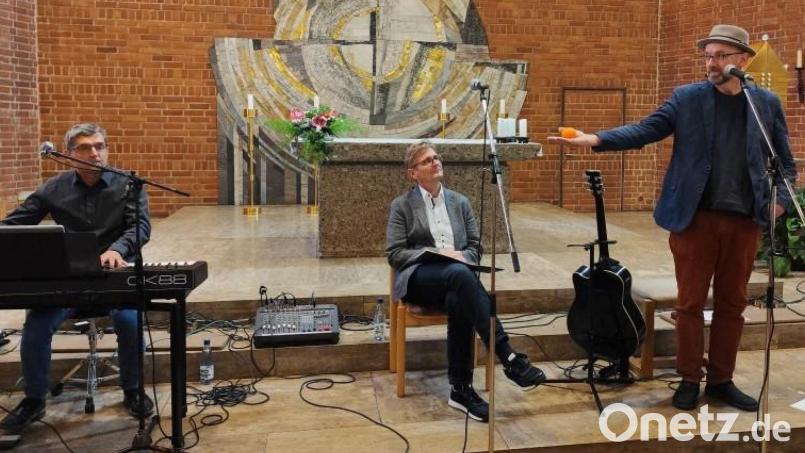 Das Trio mit (von links) Franz Schuier, Pfarrer Christoph Seidl und Hubert Treml berührt die Zuhörer mit einem Konzert in der Kirche Maria Waldrast in Weiden. Bild: Susanne Döbereiner