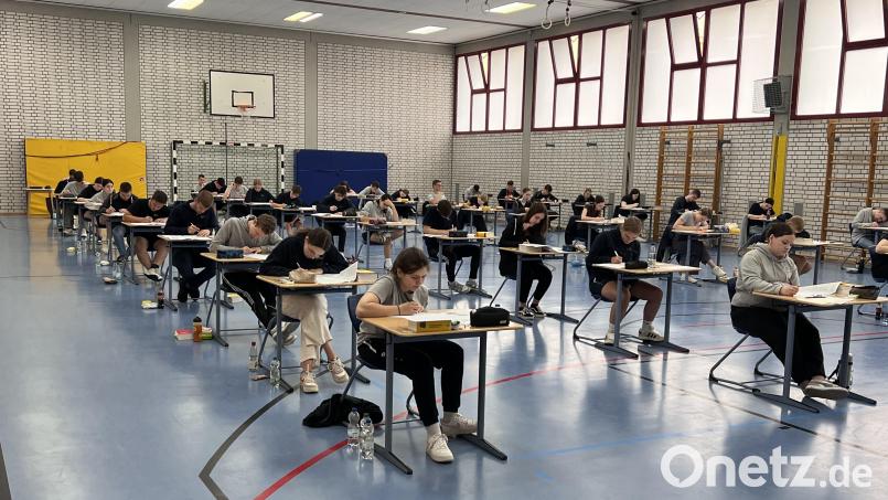 Die Abschlussprüfungen an den Realschulen haben begonnen. In Auerbach schrieben 43 Zehntklässler am Mittwoch ihre Deutscharbeiten. Bild: hdk