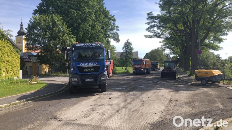 Im Kreuzungsbereich Friedenfelser Straße/Alte Schulstraße/Apelweg wird eine neue Asphaltschicht aufgezogen, um Schadstellen zu beseitigen. Bild: wro