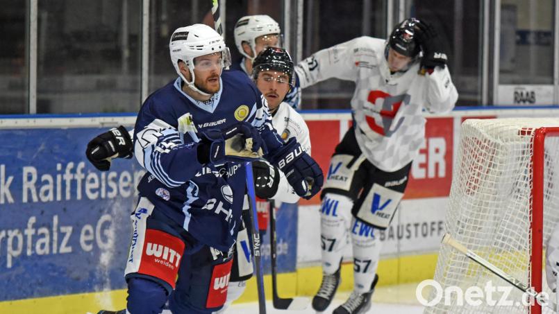 Blue-Devils-Angreifer Fabian Voit (vorne) feiert in der Saisonvorbereitung und zum Saisonauftakt ein Wiedersehen mit dem ESV Kaufbeuren. Archivbild: Gebert