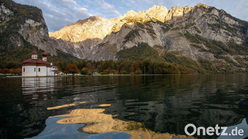 Die Kapelle St. Bartholomä steht im Nationalpark am Königssee vor dem Watzmann. Bild: Lino Mirgeler/dpa