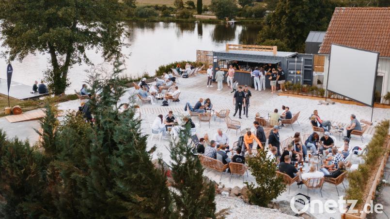 Auch wenn das Wetter zur Eröffnung der Strandbar nicht gerade strand-typisch war, sind dennoch einige Gäste gekommen. Bild: Jonas BirkFoto- &amp; Videografie/exb