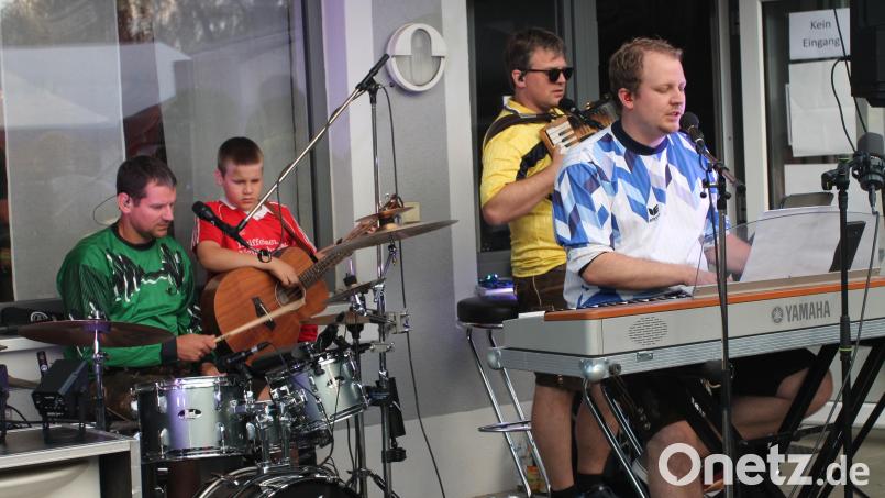 Die &quot;DJK-Band&quot; mit Michael, Simon, Thomas und Johannes Haider (von links) sorgt für prächtige Feststimmung. Bild: pi