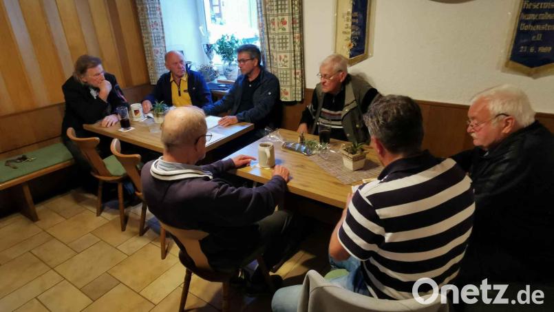 Die Runde wird immer kleiner: Im Beisein des Vorsitzenden Werner Pickl von der RK Vohenstrauß beschließt die örtliche Vorstandschaft um Kassier Hans Götz, Schriftführer Josef Illing (von links) und Gründungs- und Ehrenvorsitzenden Siegfried Kleber (vorne, Dritter von rechts) den Austritt aus dem Verband. Bild: gz