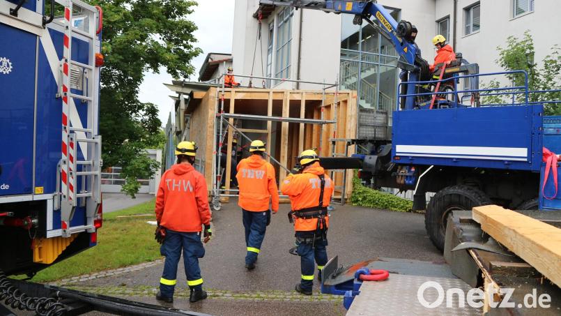 Das Nabburger THW baut den Vorbau am einstigen Impfzentrum des Landkreises Schwandorf ab. Bild: Friedrich Kristel/exb