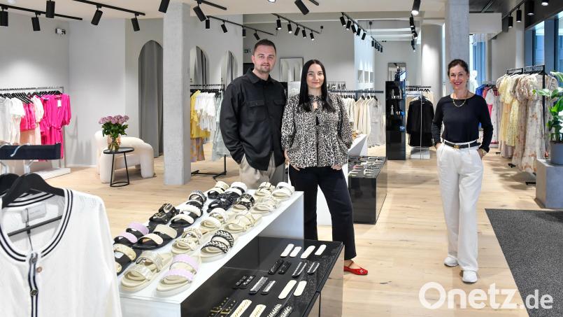 Die Kusmenkos eröffnen ihr neuestes Modegeschäft in Amberg, den Fame Store in den Drei Höfen. Von links: Nikolai Kusmenko und seine Frau Christina mit Mitarbeiterin Gudrun Schönberger. Bild: Petra Hartl