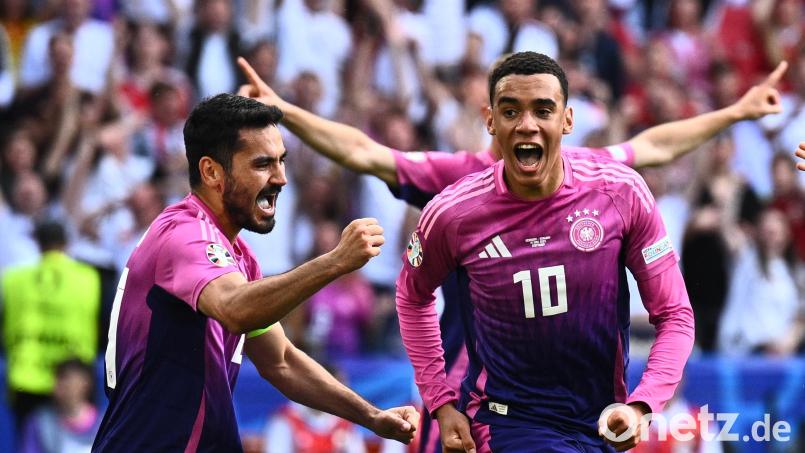 Deutschlands Jamal Musiala (rechts) feiert neben Vorbereiter Ilkay Gündogan sein Tor zum 1:0. Bild: Tom Weller /dpa
