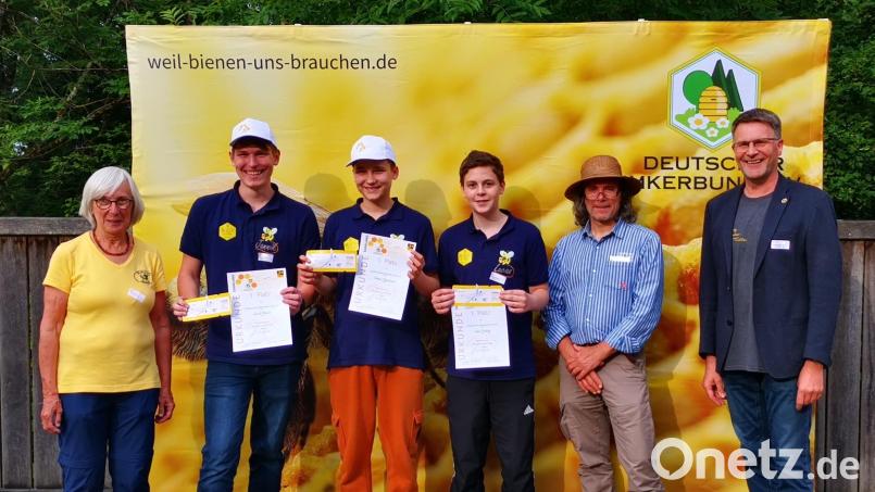 Die Deutschen Jungimkermeister mit Jannik Bohmann, Joshua Pfadenhauer und Lucas Brütting (ab Zweiter von links). Dem Team aus Sulzbach-Rosenberg gratulierte auch Torsten Ellmann (rechts), Vorsitzender des Deutschen Imkerbundes, zum Titel. Bild: Matthias Bohmann/exb