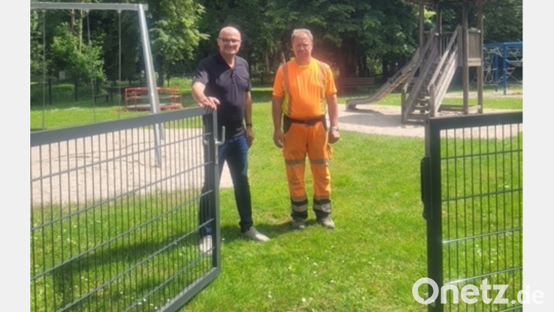 Bürgermeister Maximilian Beer und Bauhofleiter Anton Köppl freuen sich, dass die neue Einzäunung am Spielplatz an der Schwarzach fertig ist. Bild: Martin Baier/exb