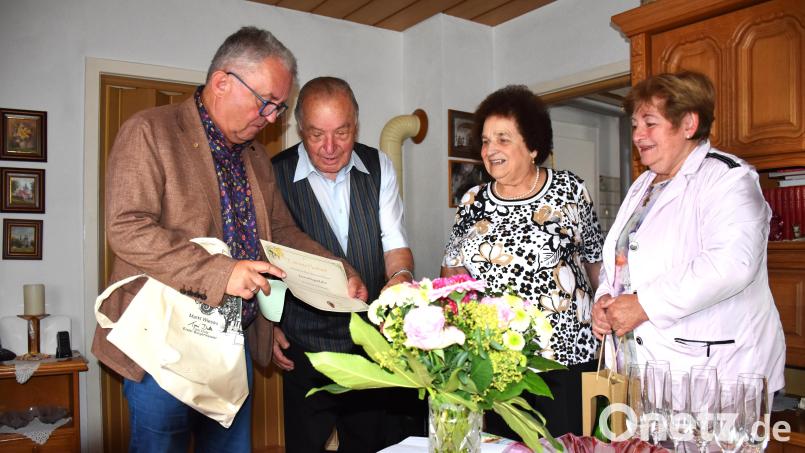 Bürgermeister Toni Dutz (links) gratulierte dem Jubelpaar August und Anna Kellner (Mitte) mit Wein, einem Buch und einem Zoigl-Gutschein. Evi Dutz (rechts) überbrachte die Glückwünsche der Frauen-Union Wiesau. Bild: ubb