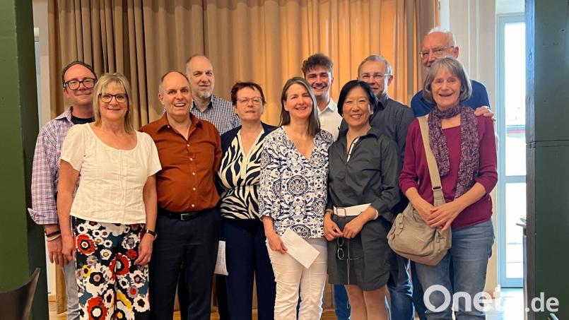 Die Sieger des Turniers gruppierten sich zum Erinnerungsfoto: Im Bild von links Stuart Cutsforthaus, Renate Lamarra, Karl Thumser, Ulf Bormann, Anneliese Daig, Bianca Bormann, Maximilian Stegert, Sportwartin Hui Voit-Wang, Dr. Artur Osten, Roland Konstanty, Silvia Schöch. Bild: Bridgeclub Fichtelgebirge/exb