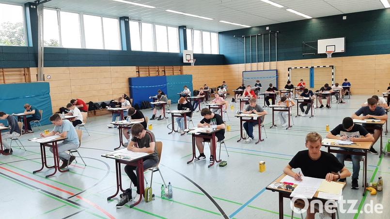 An der Realschule im Stiftland in Waldsassen begannen die Abschlussprüfungen einen Tag früher als an anderen Realschulen in Bayern. Bild: Realschule im Stiftland/exb