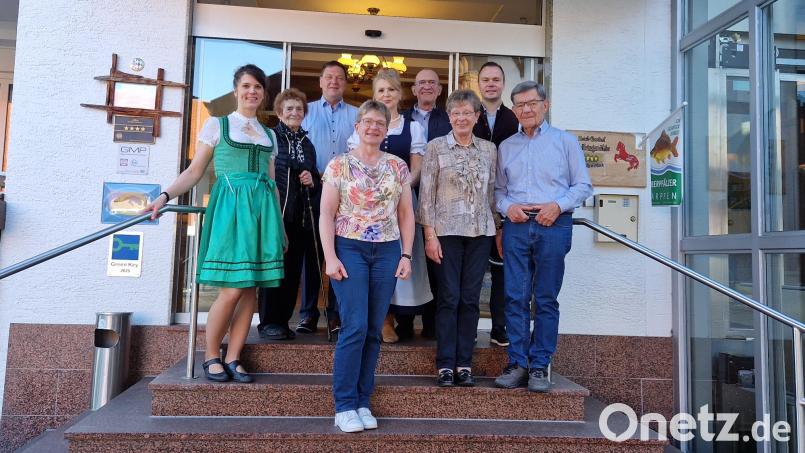 Günter und Anneliese Nassen (rechts und Dritte von rechts) sind seit 50 Jahren der Familie Auerbach in Wolfringmühle treu. Zum goldenen Jubiläum gratuliert auch Bürgermeister Christian Ziegler (hinten links). Ganz vorne Nassen-Tochter Andrea. Bild: Auerbach