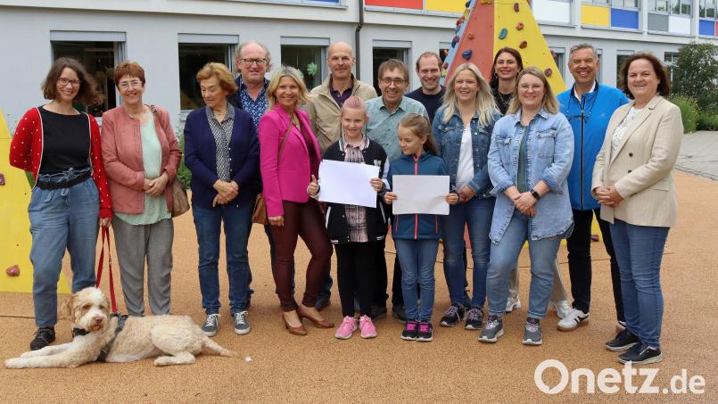 Der Lions-Club Sulzbach-Rosenberg verteilte großzügig Spenden: Bedacht wurden Kathrin Altmann mit ihrem künftigen Schulhund Monti, das Projekt &quot;Gesundes Frühstück&quot; der Jahnschule und das Modellprjekt &quot;Zeitintensive Betreuung im Pflegeheim&quot;. Bild: mfh