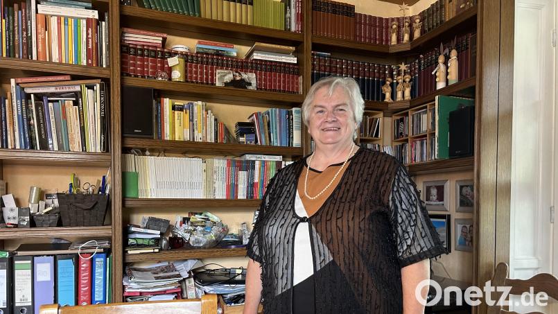 Bücher türmen sich bei Angela Burger nicht nur im Wohnzimmer: Stücke über den Landkreis und die Region liest die scheidende Stadträtin, wenn sie denn mal Zeit dazu hat, am liebsten. Bild: Katharina Melzner/fph