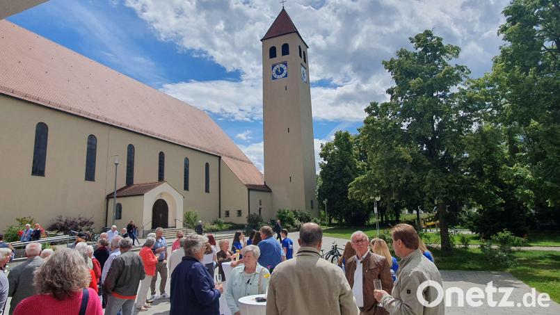 Nach dem Gottesdienst feierten die Pfarrangehörigen aus Schwarzenfeld das Jubiläum. Bild: mr
