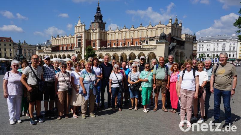 Ein Großteil der Ensdorfer Reisegruppe vor den Tuchallen in Krakau. Bild: tra