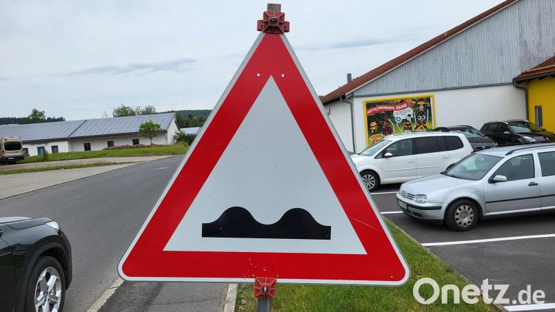 Nach der Insolvenz der ausführenden Firma und dem Abzug des Bautrupps sollen nun die Fahrbahnschäden in der Baumeister-Emil-Engel-Straße in Waldsassen von einer externen Firma repariert werden. Bild: Stadt Waldsassen/exb