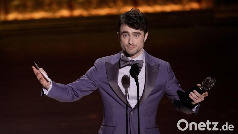 Daniel Radcliffe nimmt in New York seinen Tony Award entgegen. Bild: Charles Sykes/Invision/AP/dpa