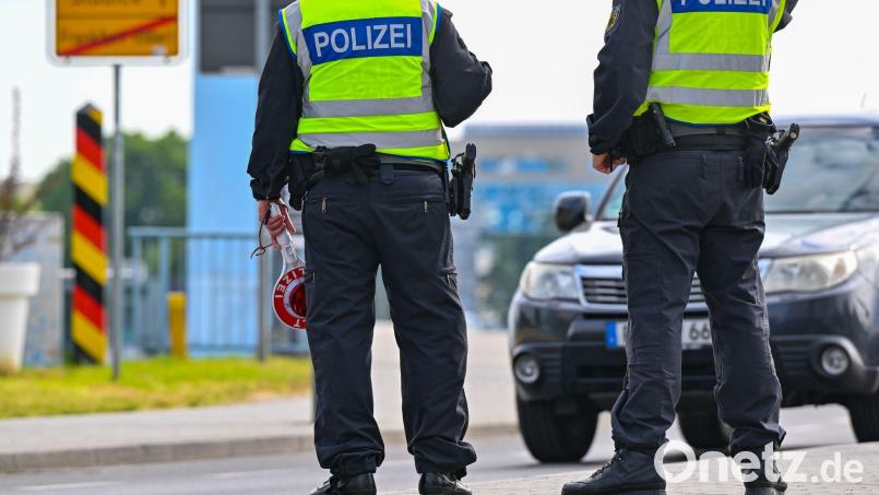 Ein 20-Jähriger hat eine Schreckschusspistole ohne kleinen Waffenschein mit sich geführt, als er von Bundespolizisten bei Waidhaus kontrolliert wurde. Symbolbild: Patrick Pleul/dpa/Symbolbild