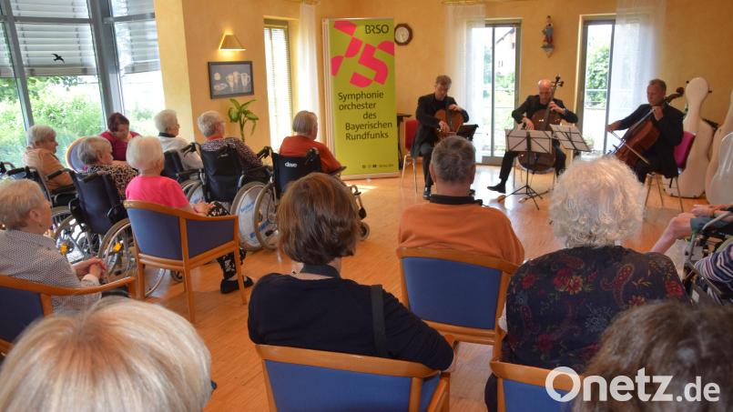 Ein Celli-Trio des Symphonieorchesters des Bayerischen Rundfunks gab ein Konzert im Seniorenwohnheim St. Jakobus in Ensdorf (von links): Hallo Simons, Jaka Stadller und Hans Mischlich. Bild: bö