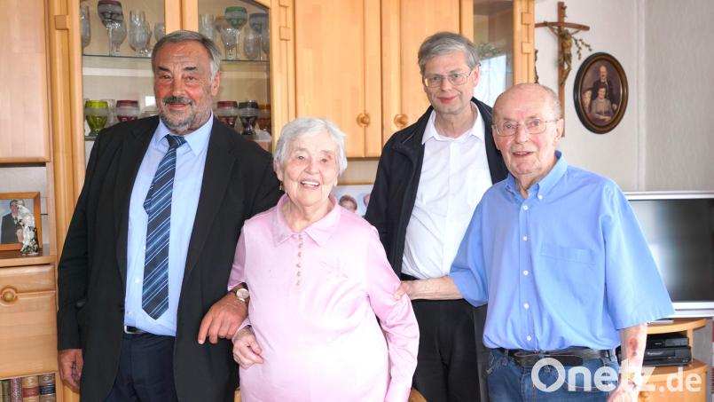 Lydia Maier feiert mit Ehemann Herwig (rechts) sowie Bürgermeister Josef Beimler und Pfarrer Norbert Götz ihren 85. Geburtstag. Bild: fvo