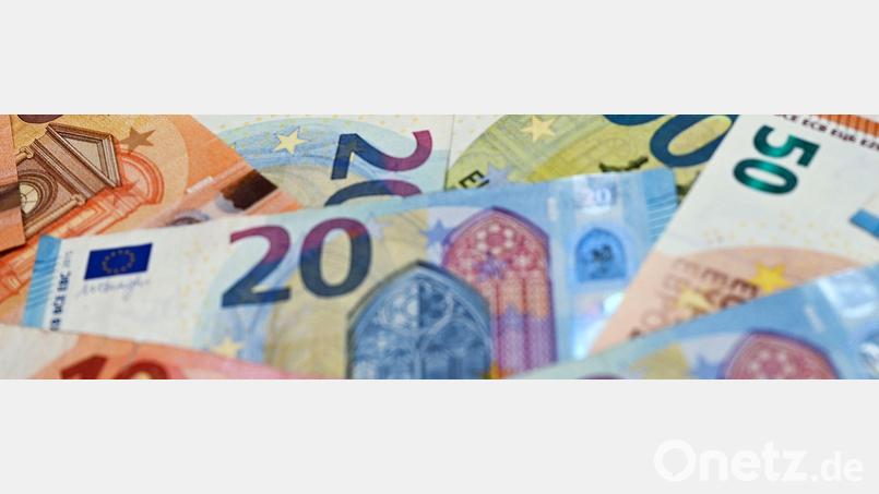 Eurobanknoten liegen auf einem Tisch. Bild: Patrick Pleul/dpa-Zentralbild/dpa/Illustration