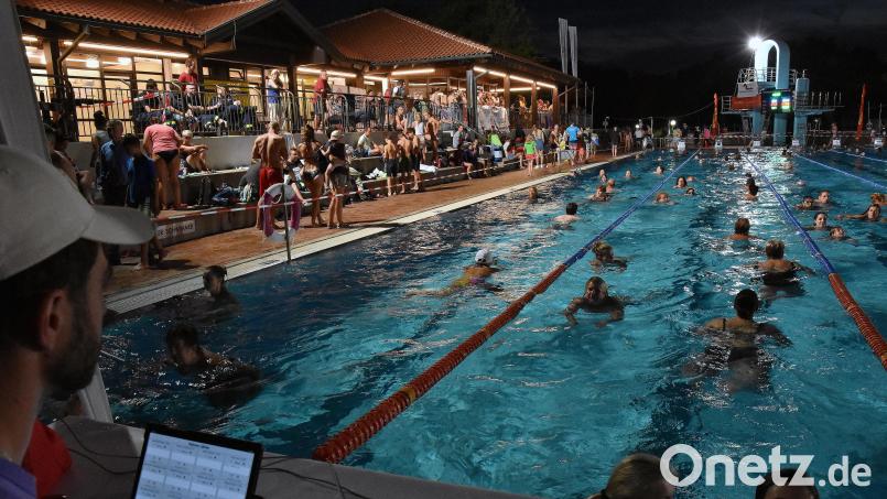 Sobald die Dunkelheit hereingebrochen war, machten sich viele Menschen ins Hockermühlbad auf, um unter diesen besonderen Bedingungen beim 24-Stunden-Schwimmen ihre Runden zu ziehen. Bild: Stephan Huber