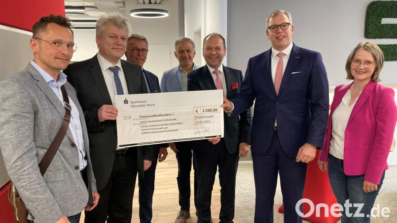 Ein symbolischer Scheck für drei Schulen. Von links Rektor Jürgen Bayer, Oberstudiendirektor Matthias Weiser, Bürgermeister Franz Stahl, Landrat Roland Grillmeier, Vorstandsvorsitzender Hans-Jörg Schön, Vorstandsmitglied Dr. Jens Michael Heine und Schulamtsdirektorin Martina Puff. Bild: Sparkasse Oberpfalz Nord/exb