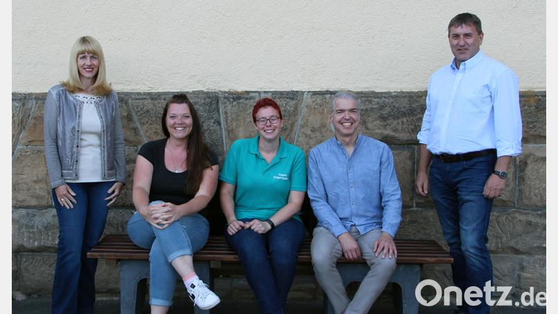 Neue Sitzgelegenheiten und Hüpfspiele auf dem Schulhof der Grund- und Mittelschule. Über die Zuwendung für den Pausenhof der Grund- und Mittelschule Kirchenthumbach freuen sich (von links) Rektorin Andrea Wolfram, Anja Lenk, Cornelia Kißler, Lothar Thumbeck sowie 2. Bürgermeister Ewald Plößner. Bild: lep
