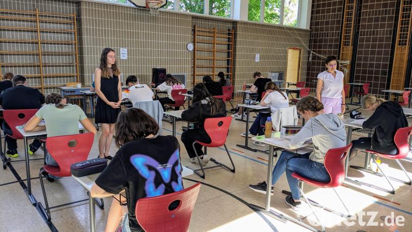 Die Realschüler sitzen über ihrer Abschlussprüfung, hier mit Tschechisch-Lehrkraft Renáta Burcsak (rechts) und Fremdsprachenassistentin Sara Šroubková (links). Bild: Kilian Graber/exb