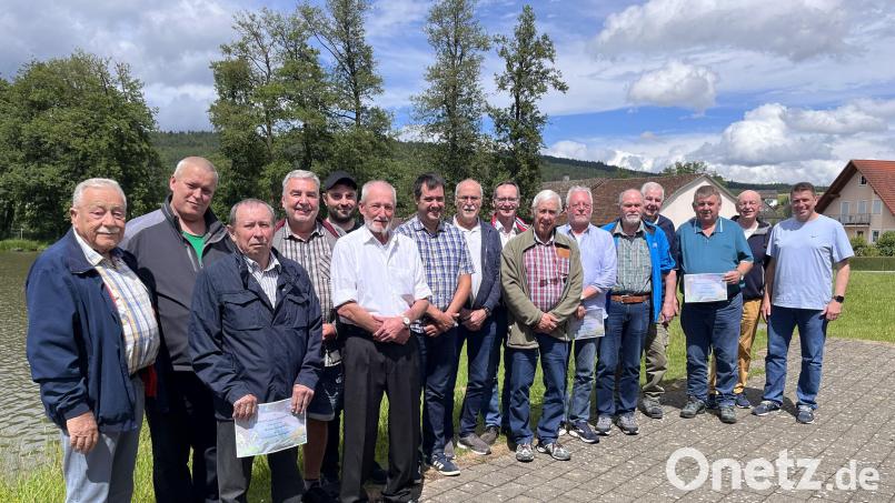 Vorsitzender Tim Jüntgen (rechts) ehrte treue Mitglieder. Bild: oe