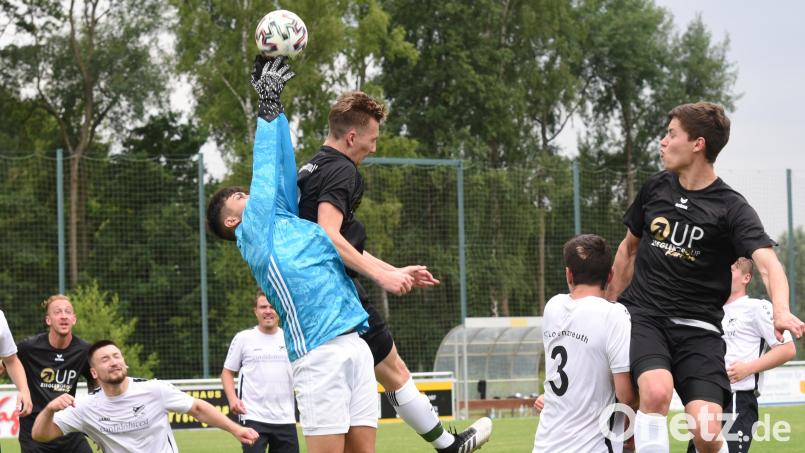Der FC Lorenzreuth (weiße Trikots, Szene aus einer Partie gegen den FC Tirschenreuth) hat sich aus der Kreisliga zurückgezogen. Archivbild: Gebert
