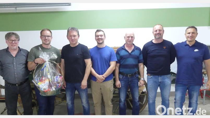 Bürgermeister Marcus Gradl (rechts) und Stadtverbandsvorsitzender Michael König (links) dankten Andreas Hermann mit der Übergabe eines Geschenkkorbes für erbrachte Leistungen. Mit im Bild ist die neue Vorstandschaft (ab dem Dritten von links) mit Roland Götz, Tim Drechsler Walter Seltmann und Jürgen Schäffler. Bild: rn