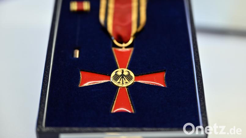 Nächste Woche erhalten zwei Weidener und eine Landkreisbürgerin das Verdienstkreuz am Bande, den Verdienstorden der Bundesrepublik, vom Bundespräsidenten in Weiden. Bild: Martin Schutt/dpa